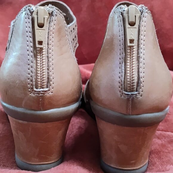 Earth 'Attalea Barbuda' tan cut-out leather wedge sandals w/back zippers, size 8 - Picture 3 of 6